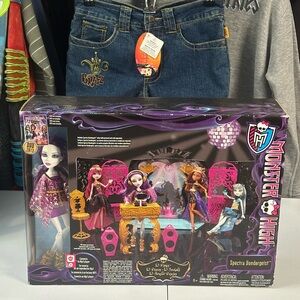 MONSTER HIGH 2013 "13 wishes" spectra vondergeist party lounge doll set, NIB.